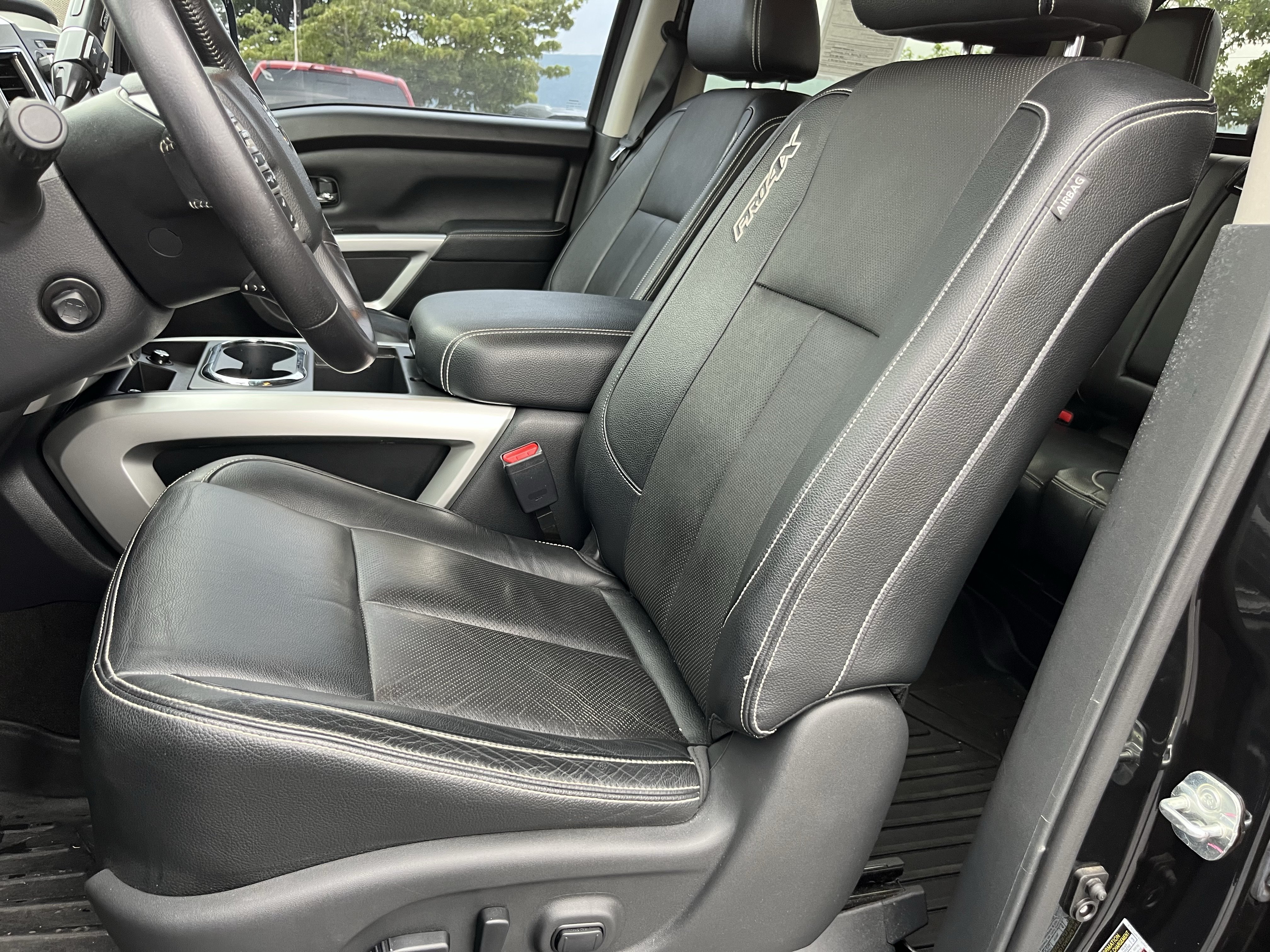 Used 2019 Nissan Titan PRO-4X w/ Pro-4x Convenience Package AWD/4WD image 15