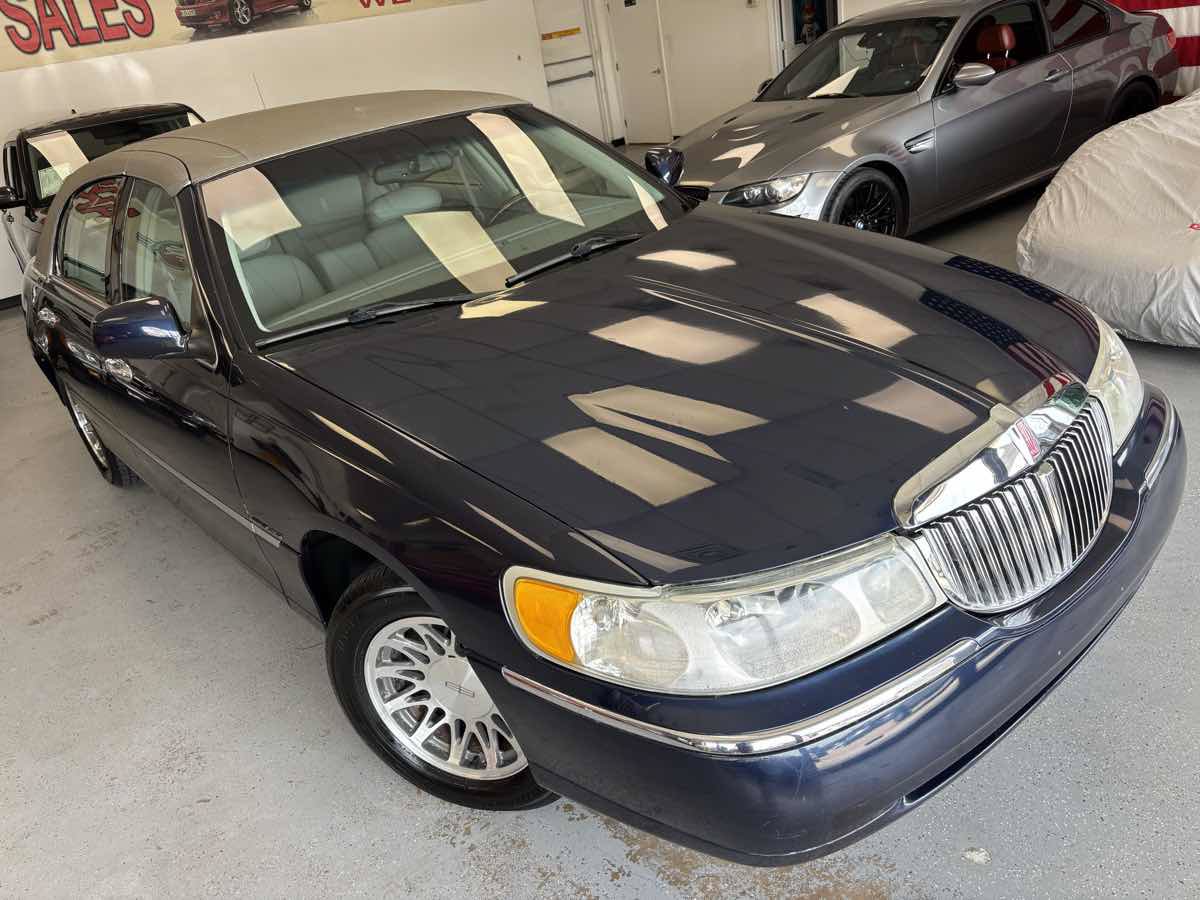 Used 2001 Lincoln Town Car Signature RWD image 5