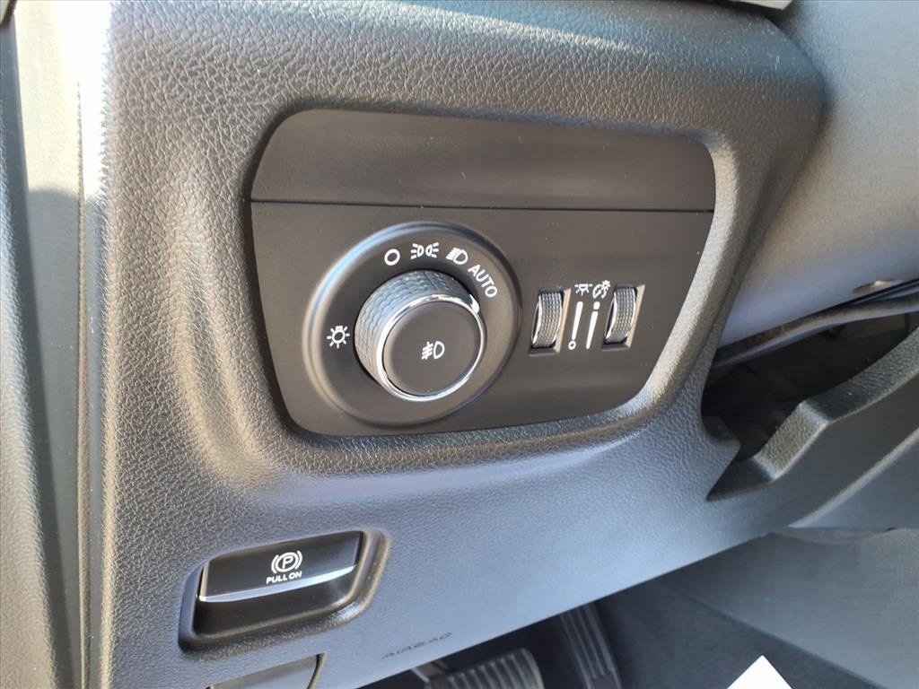 Used 2023 Jeep Grand Cherokee Limited w/ Black Appearance Package image 14