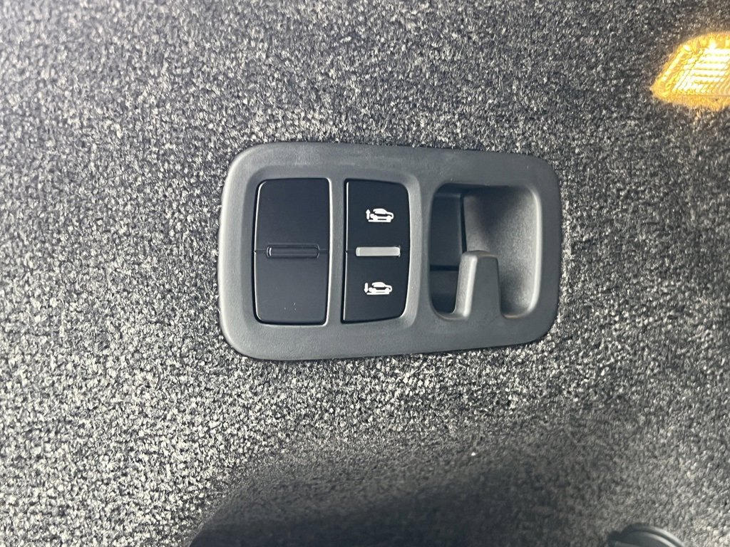 Used 2025 Bentley Bentayga image 22