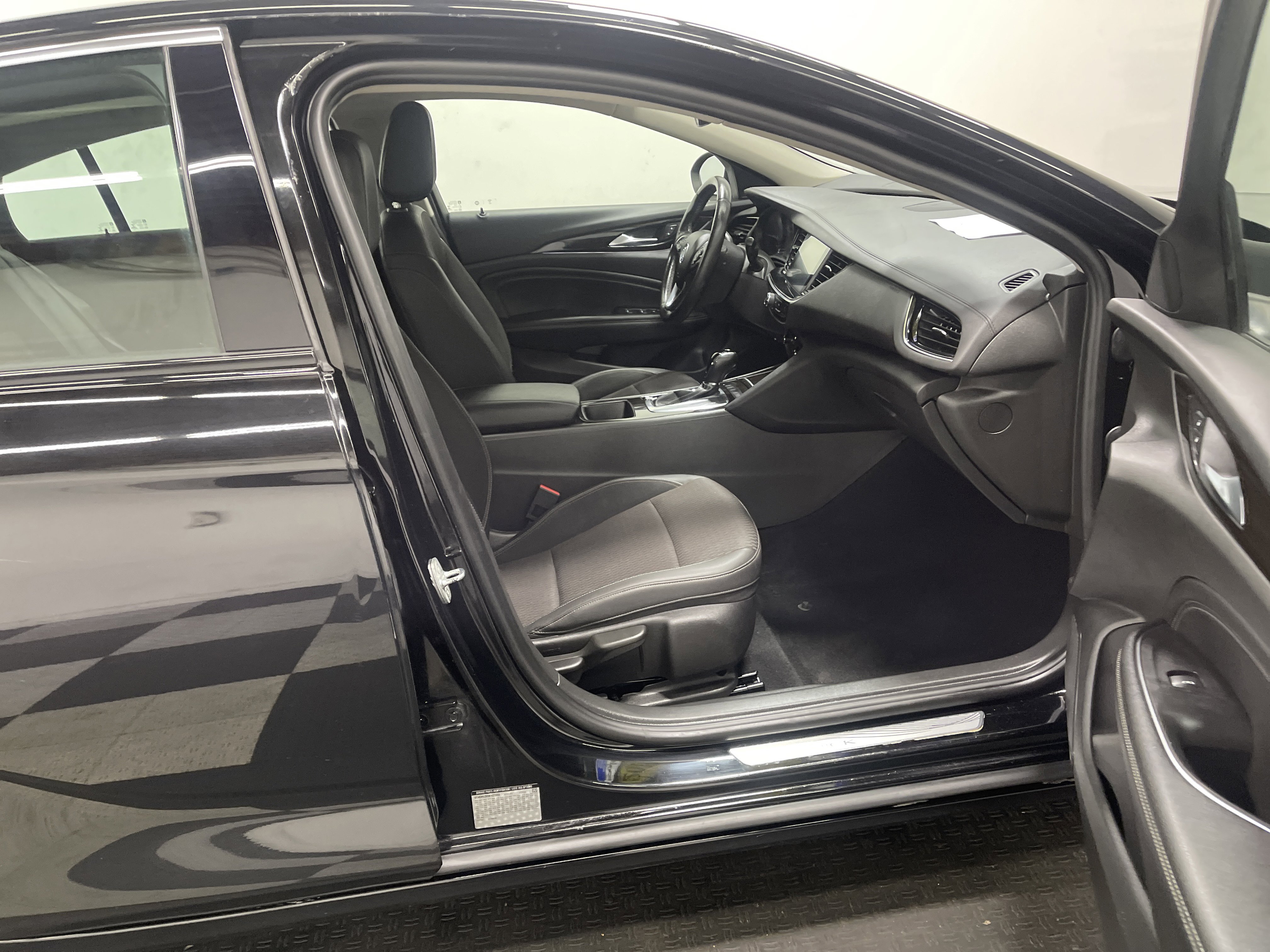 Used 2019 Buick Regal Preferred image 25