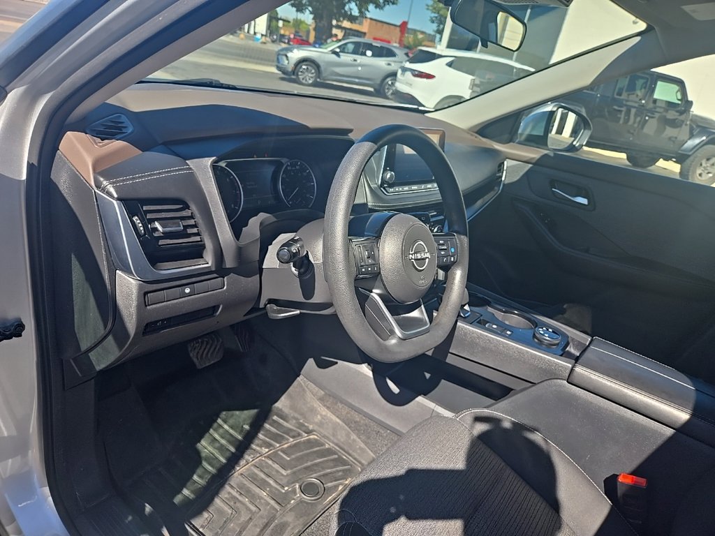 Used 2022 Nissan Rogue SV AWD/4WD image 11
