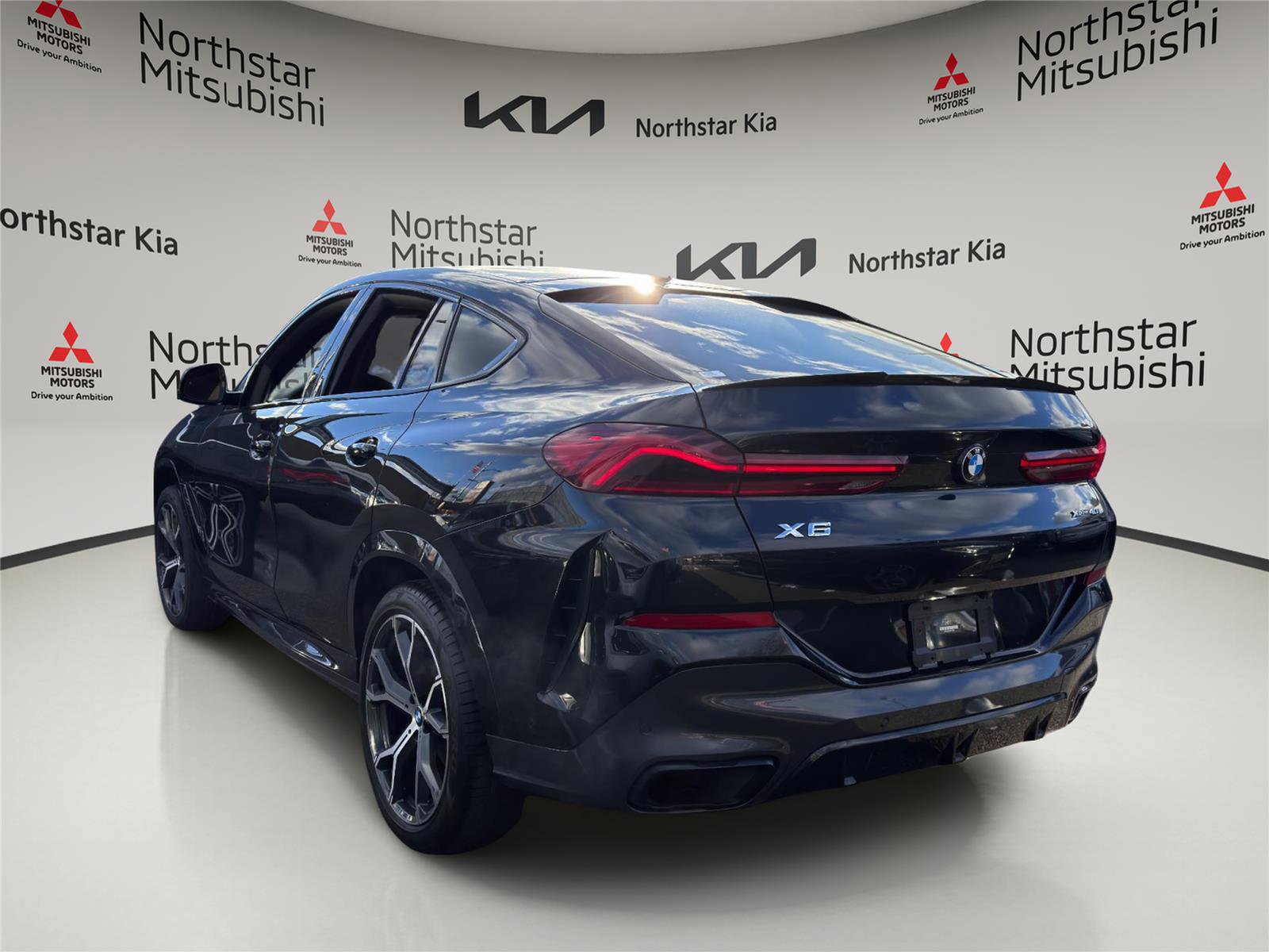 Used 2022 BMW X6 xDrive40i w/ M Sport Package image 2