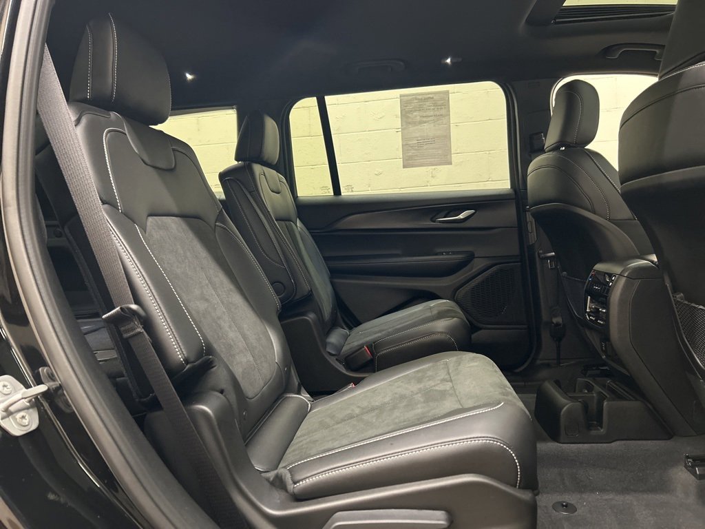 Used 2025 Jeep Grand Cherokee L Altitude image 11