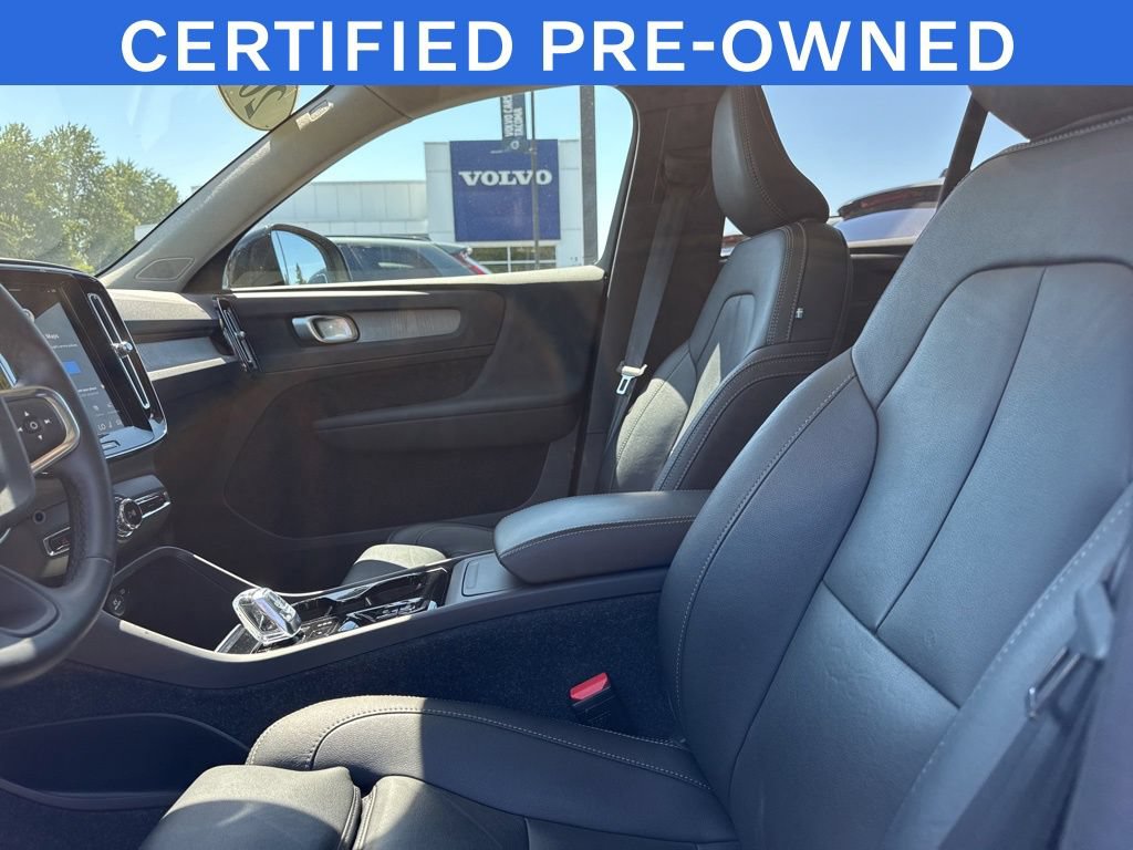 Certified 2025 Volvo XC40 B5 Plus AWD/4WD image 4