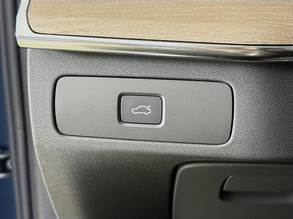 Certified 2026 Volvo XC90 B6 Plus w/ Protection Package Premier AWD/4WD image 10