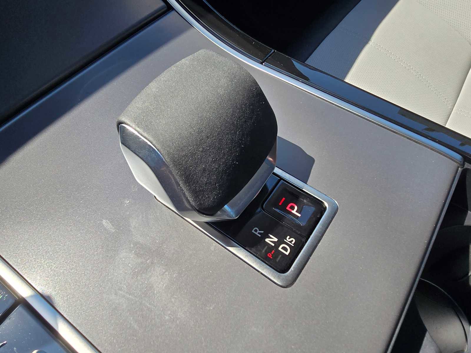 Certified 2025 Land Rover Range Rover Velar Dynamic SE image 30