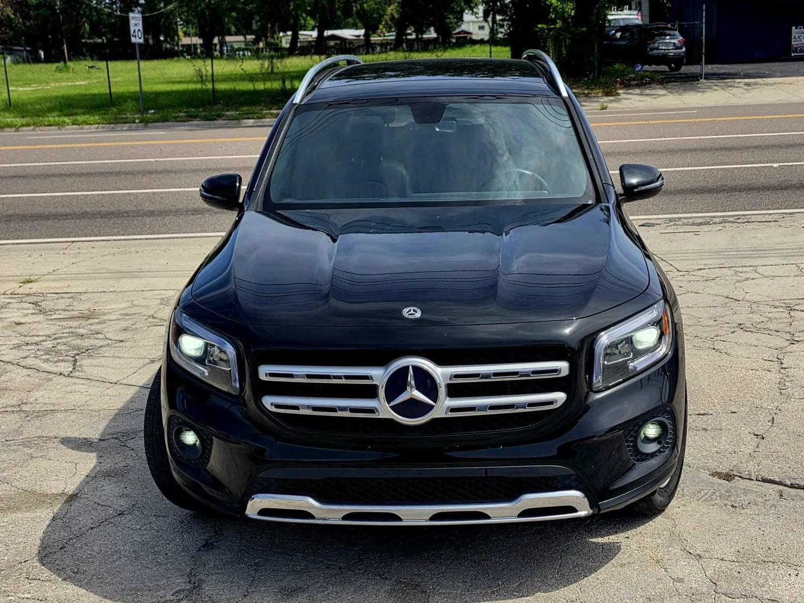 Used 2020 Mercedes-Benz GLB 250 4MATIC w/ Premium Package image 2