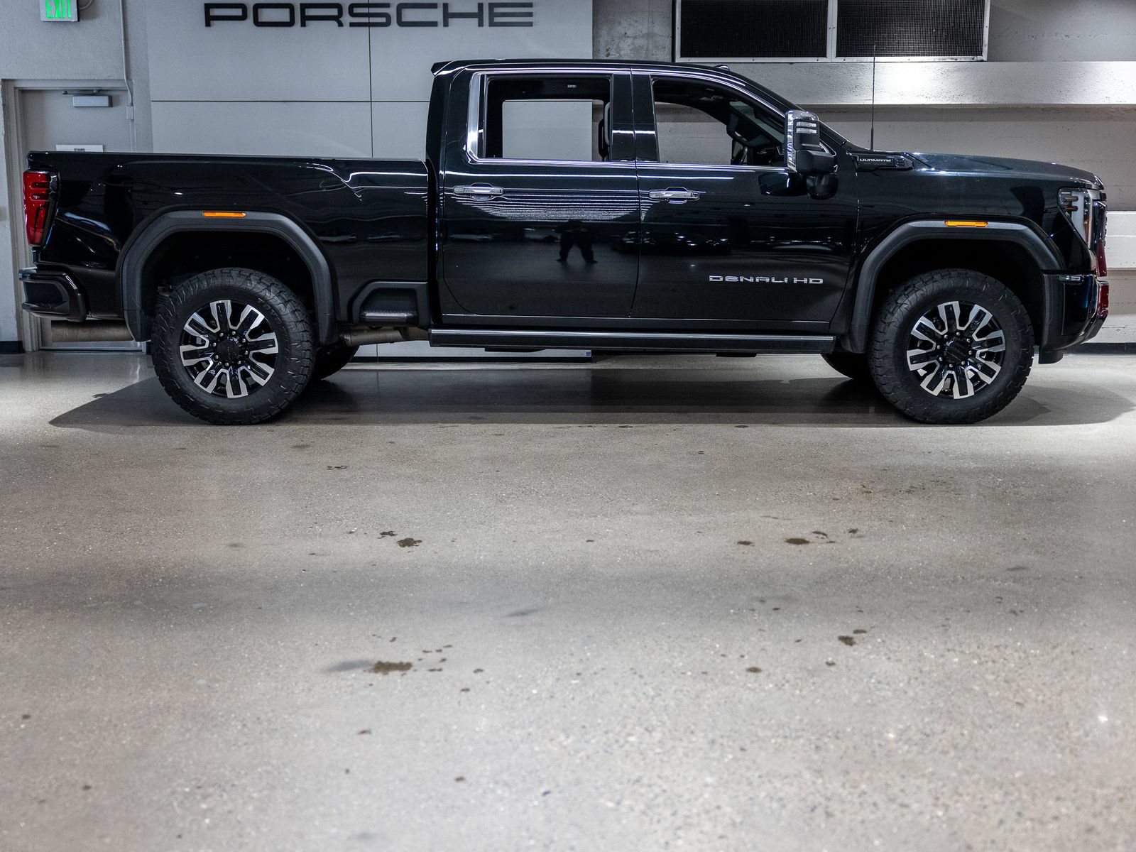 Used 2024 GMC Sierra 2500 Denali Ultimate w/ Max Trailering Package AWD/4WD image 9
