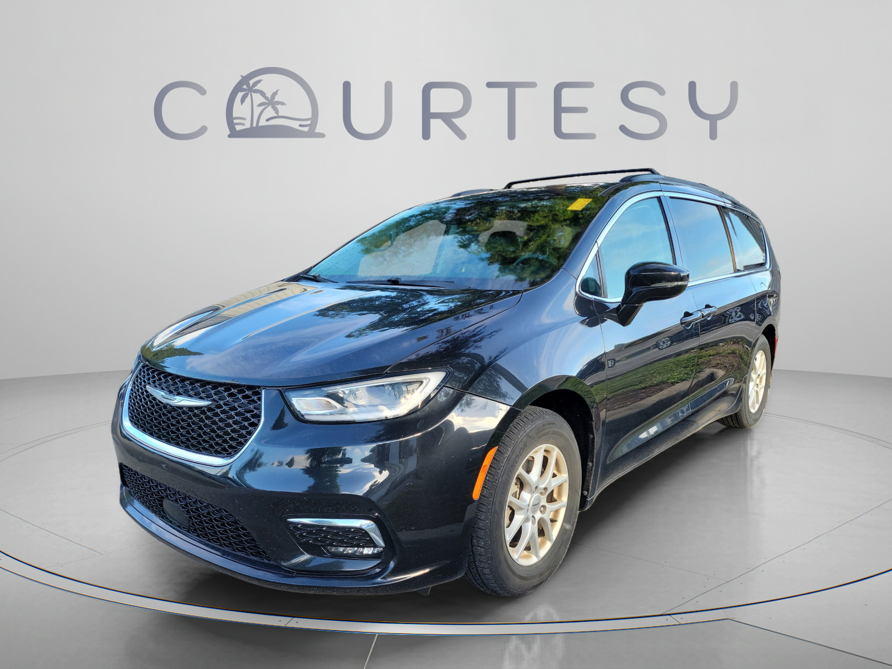 Used 2022 Chrysler Pacifica Touring-L FWD image 3
