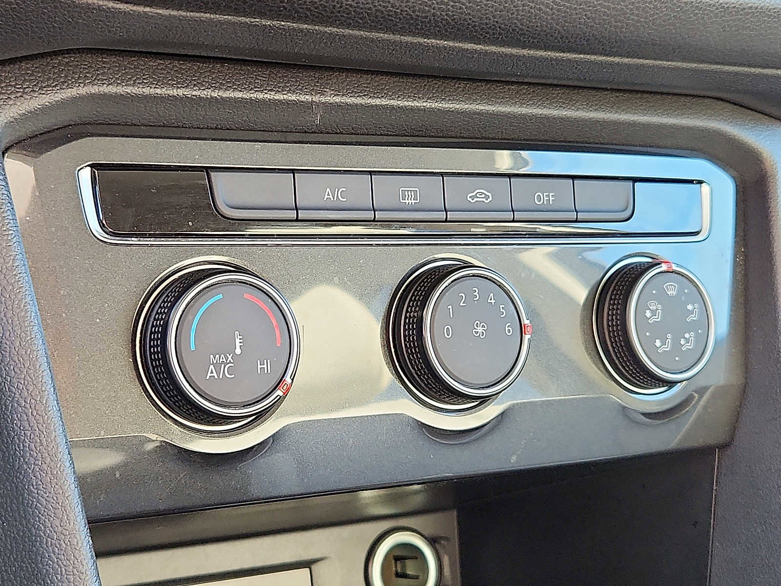 Used 2018 Volkswagen Tiguan S image 14