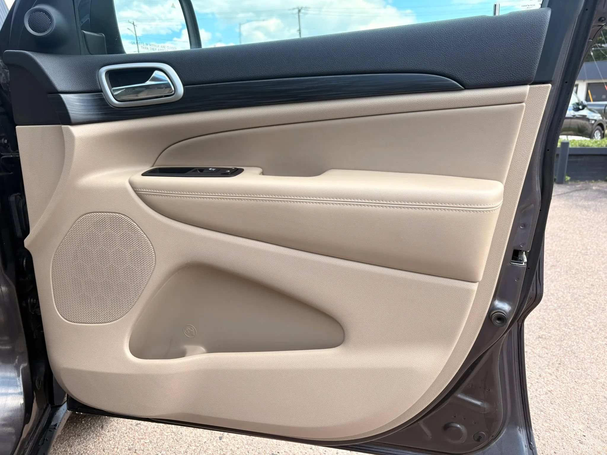 Used 2019 Jeep Grand Cherokee Laredo AWD/4WD image 11