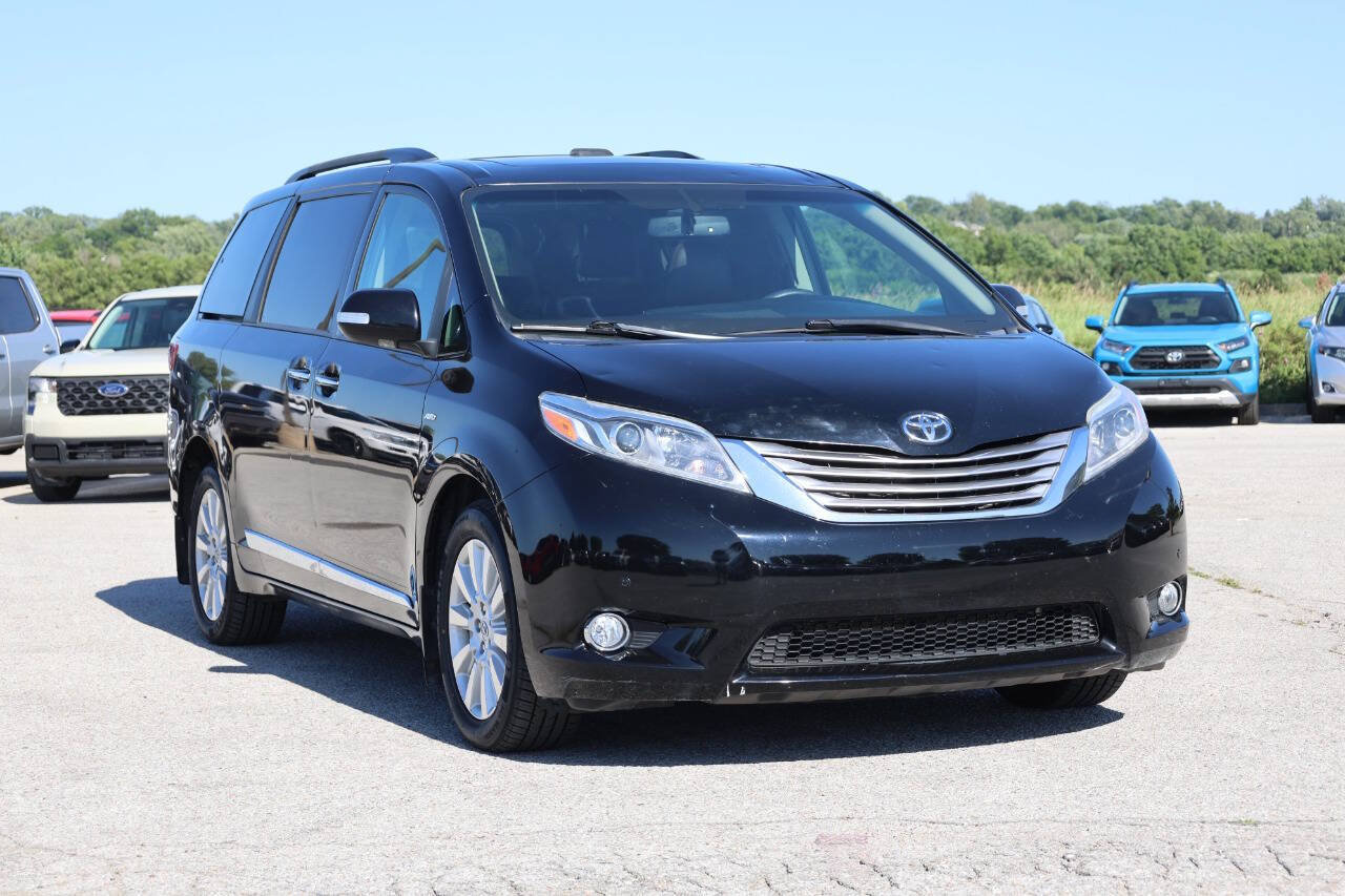 Used 2017 Toyota Sienna Limited AWD/4WD image 4