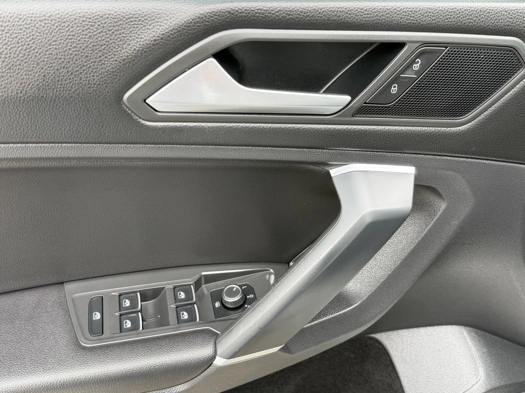 Used 2020 Volkswagen Tiguan SE FWD image 12