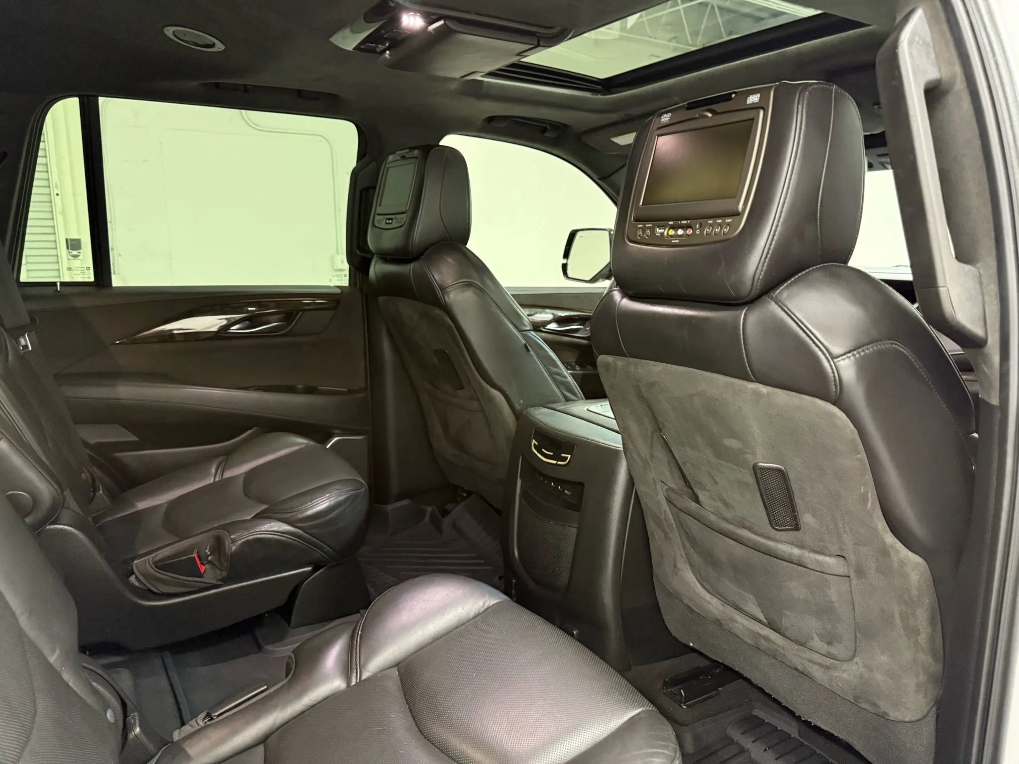 Used 2019 Cadillac Escalade Platinum image 33
