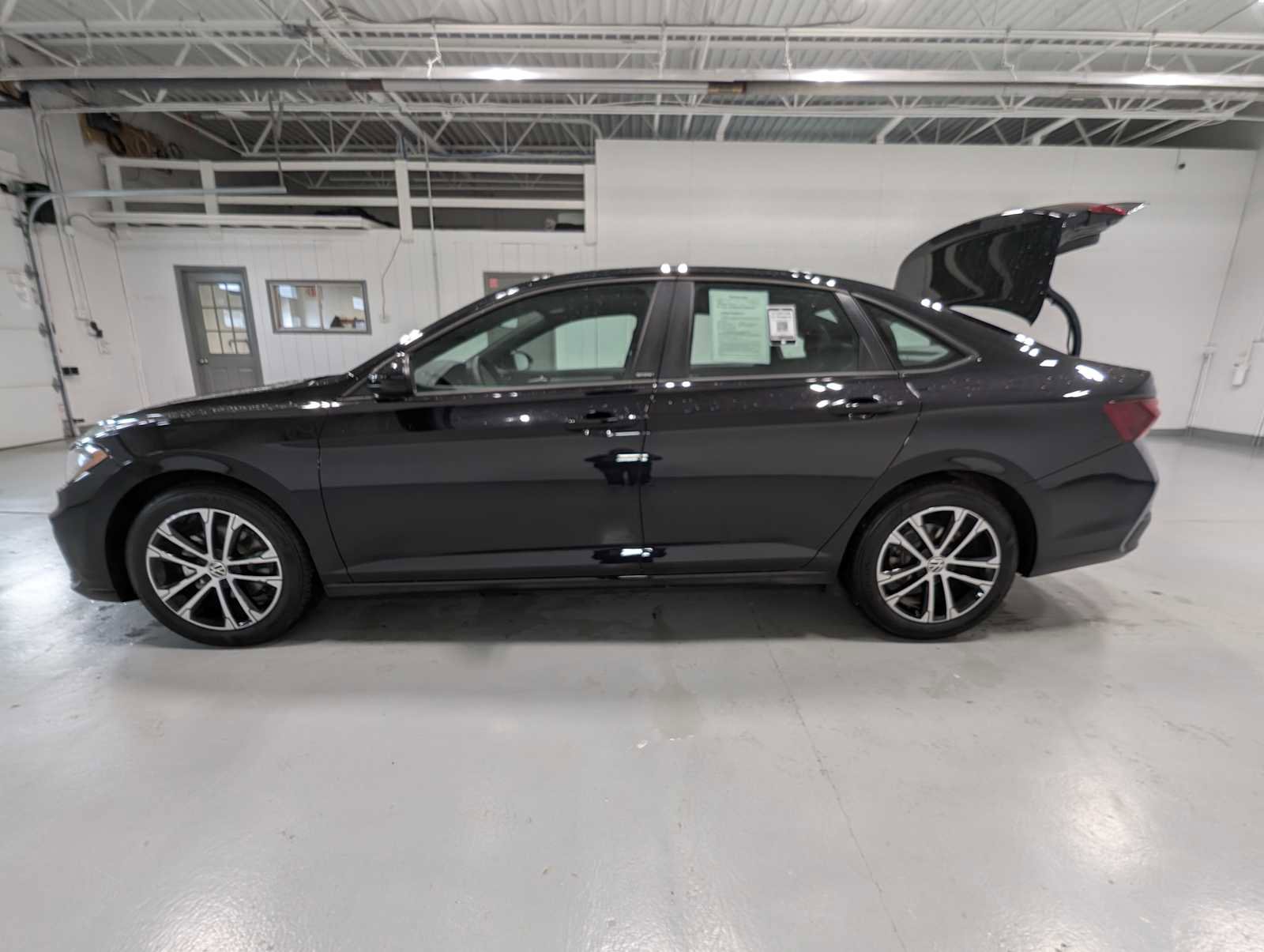 Used 2025 Volkswagen Jetta Sport image 12