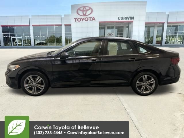 Used 2024 Volkswagen Jetta SE image 2