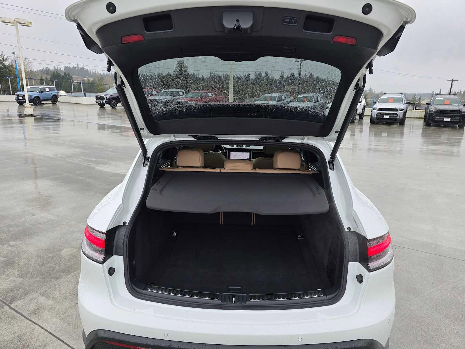 Used 2025 Porsche Macan image 14