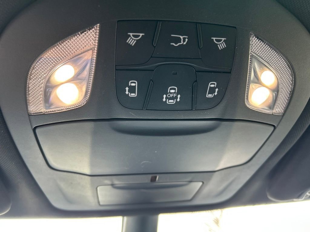 Used 2025 Chrysler Pacifica Select image 38