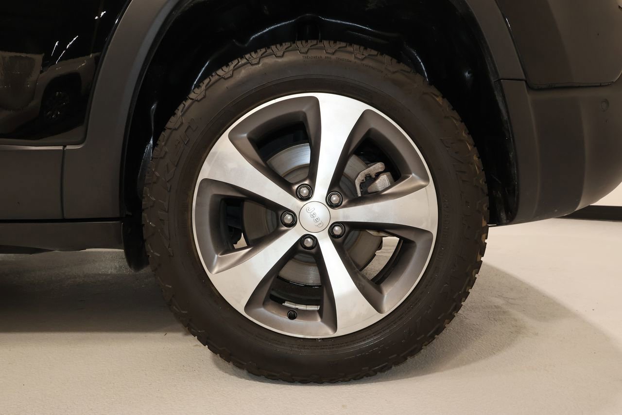 Used 2021 Jeep Cherokee Limited w/ Elite Package AWD/4WD image 35