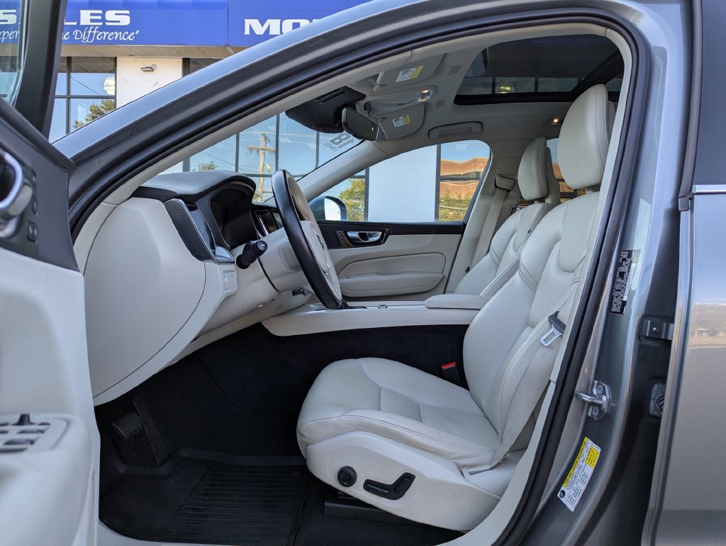 Used 2018 Volvo XC60 T5 Momentum w/ Convenience Package AWD/4WD image 28