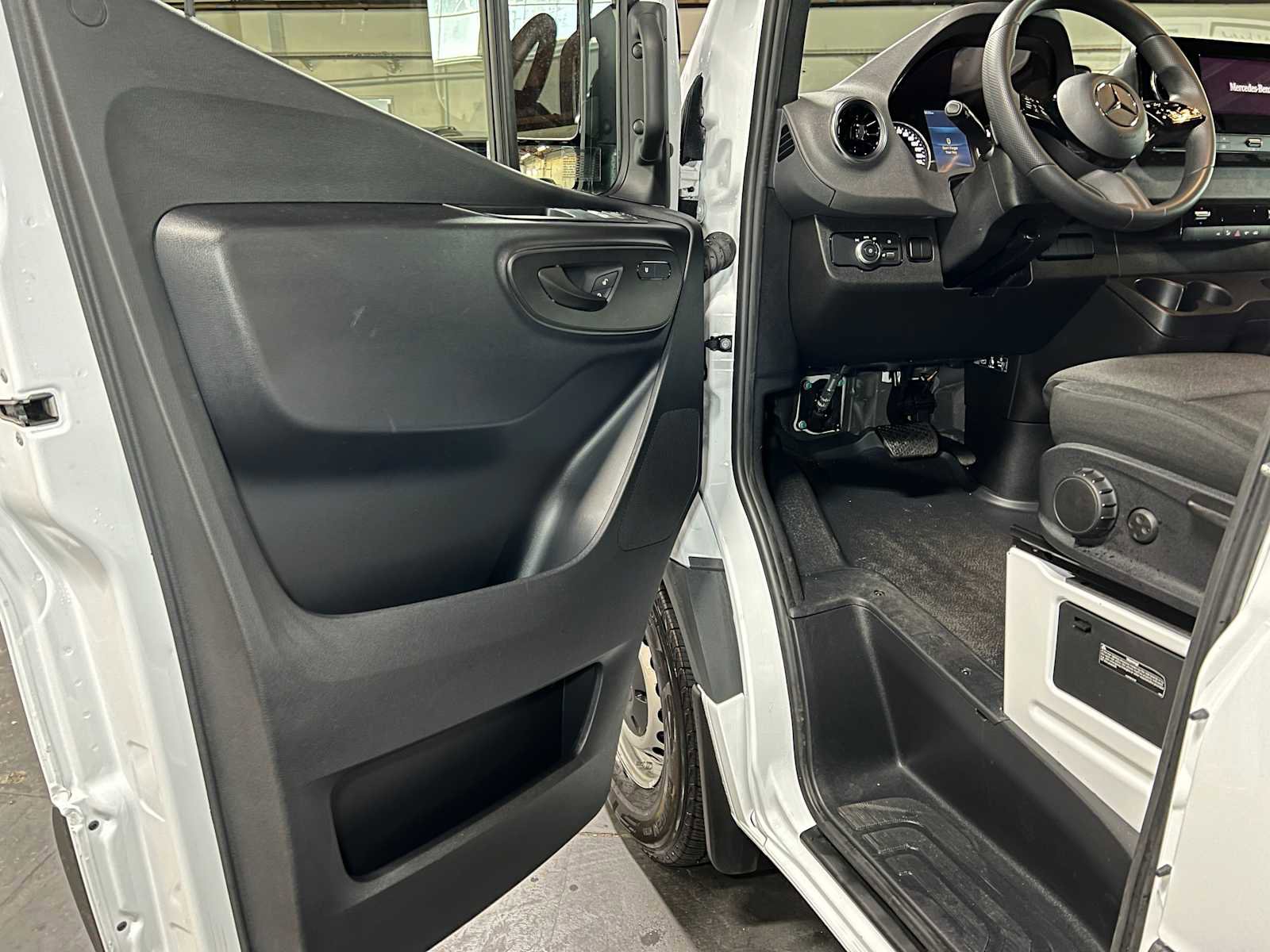 Used 2025 Mercedes-Benz Sprinter 2500 image 20