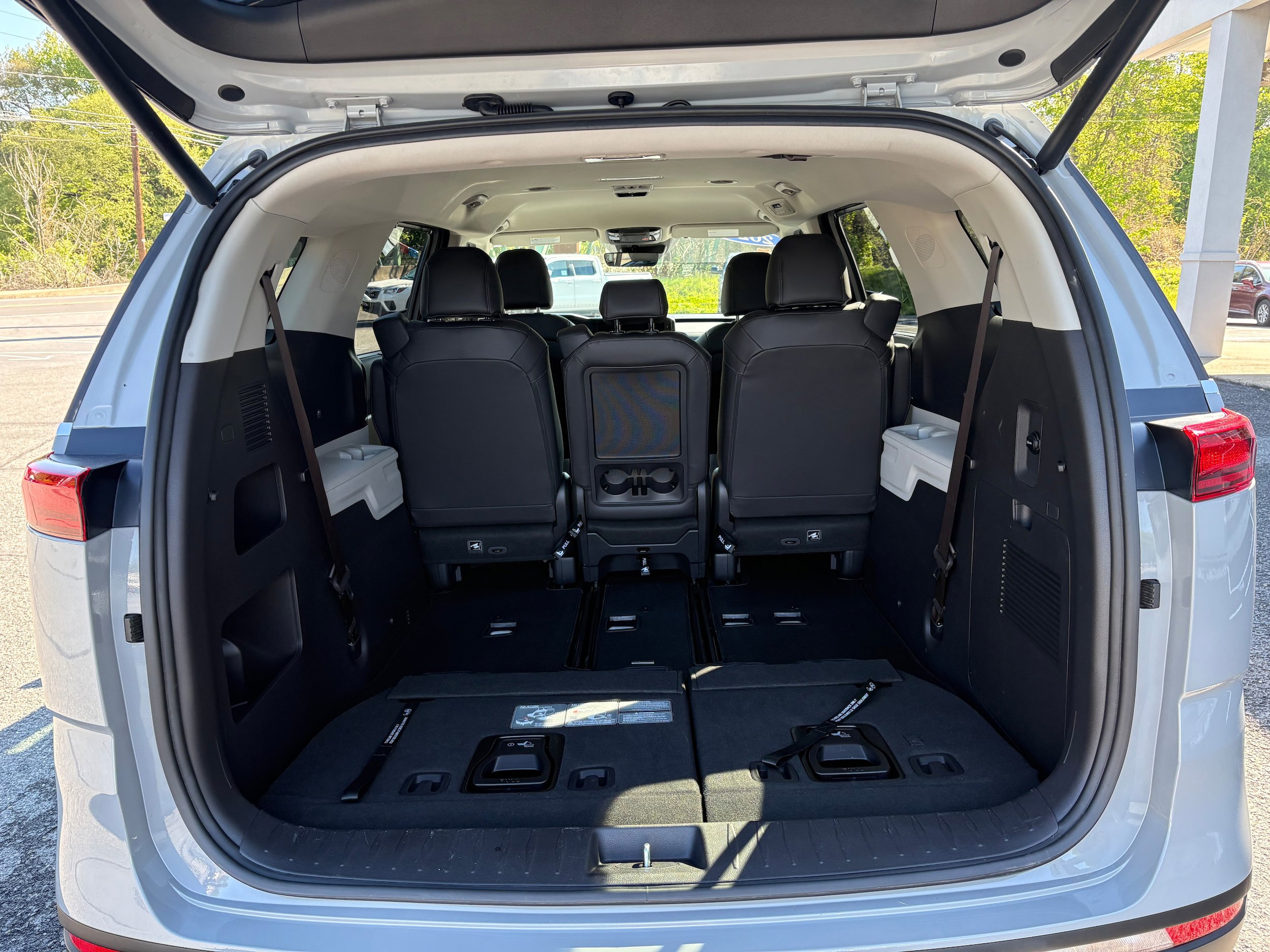Used 2024 Kia Carnival EX FWD image 12