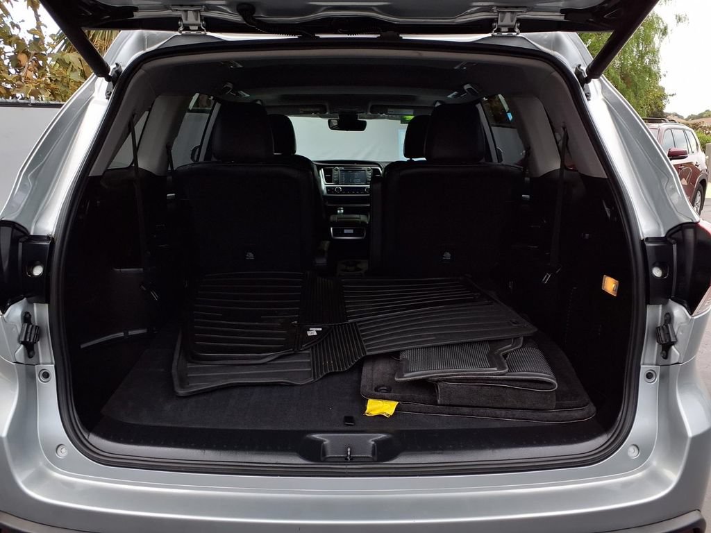Certified 2018 Toyota Highlander SE FWD image 8