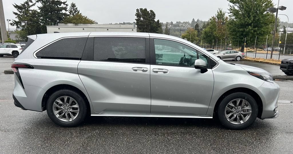 Certified 2024 Toyota Sienna LE AWD/4WD image 5