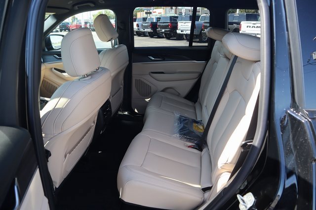 New 2025 Jeep Grand Cherokee Limited w/ Trailer Tow Package image 17