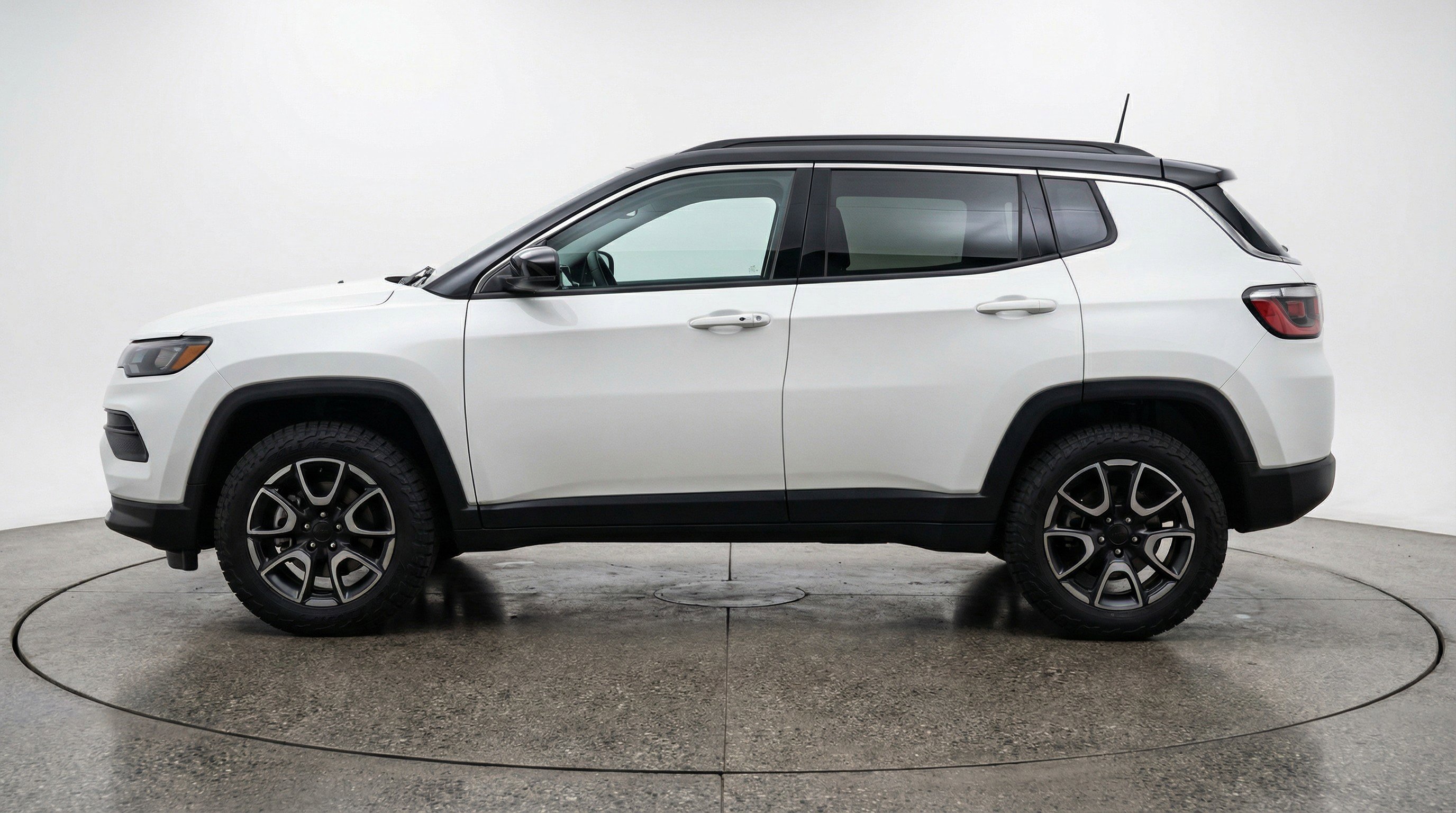 Used 2025 Jeep Compass Trailhawk image 5