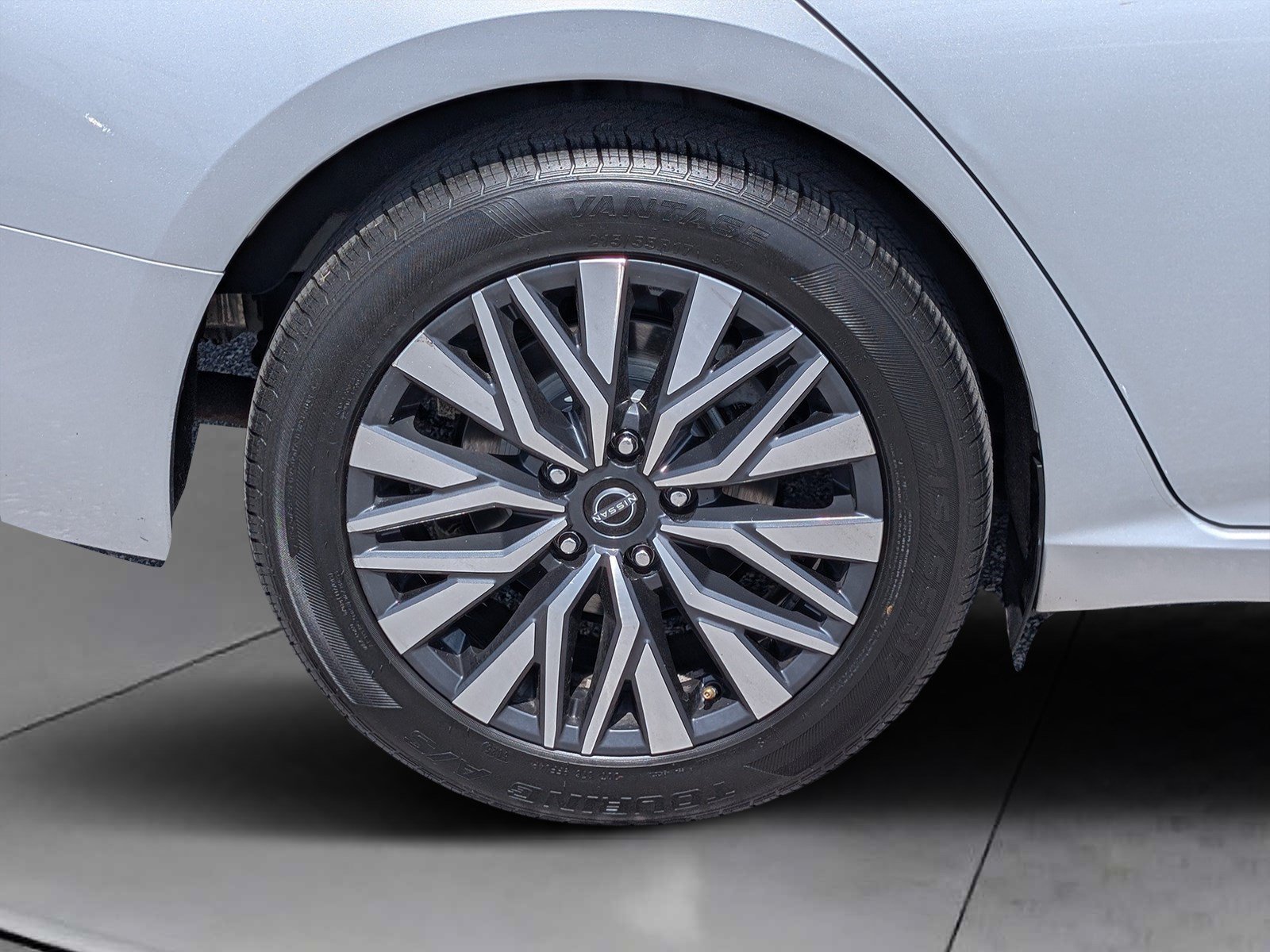 Used 2024 Nissan Altima 2.5 SV FWD image 10