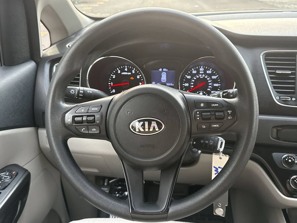 Used 2019 Kia Sedona L FWD image 11