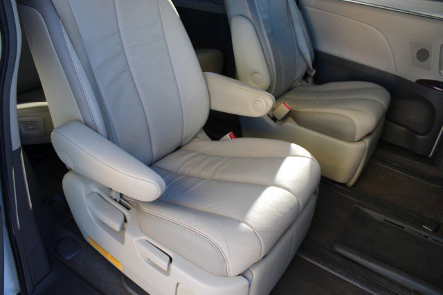 Used 2014 Toyota Sienna Limited w/ Limited Premium Package FWD image 40
