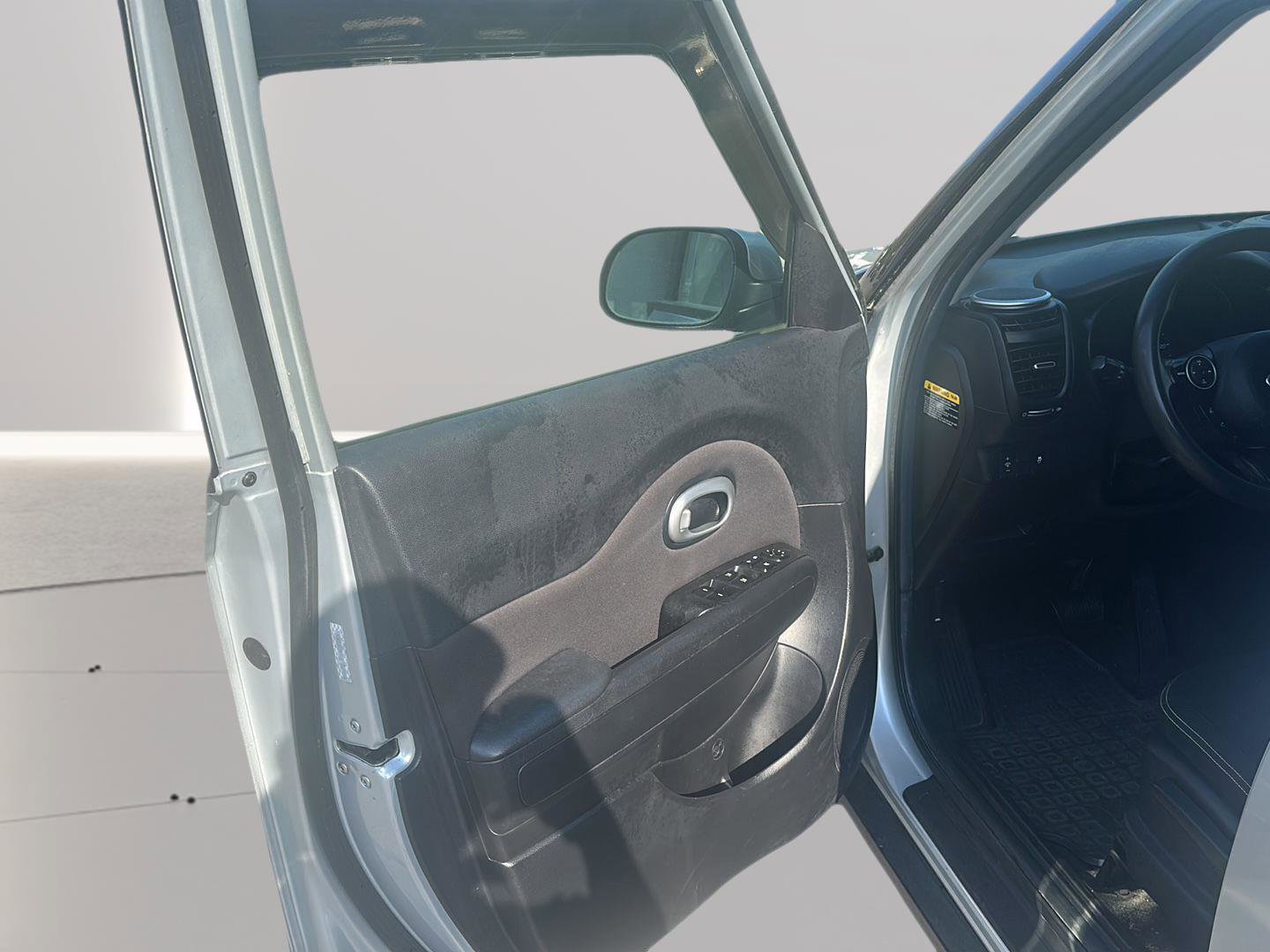 Used 2015 Kia Soul + image 14