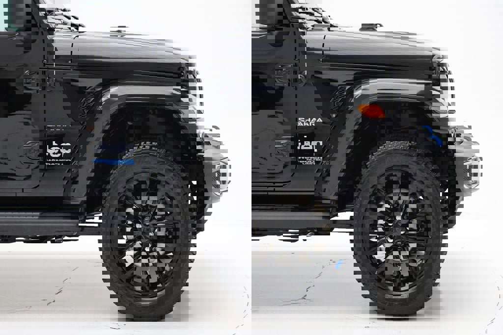 Used 2022 Jeep Wrangler Unlimited Sahara w/ Cold Weather Group image 3