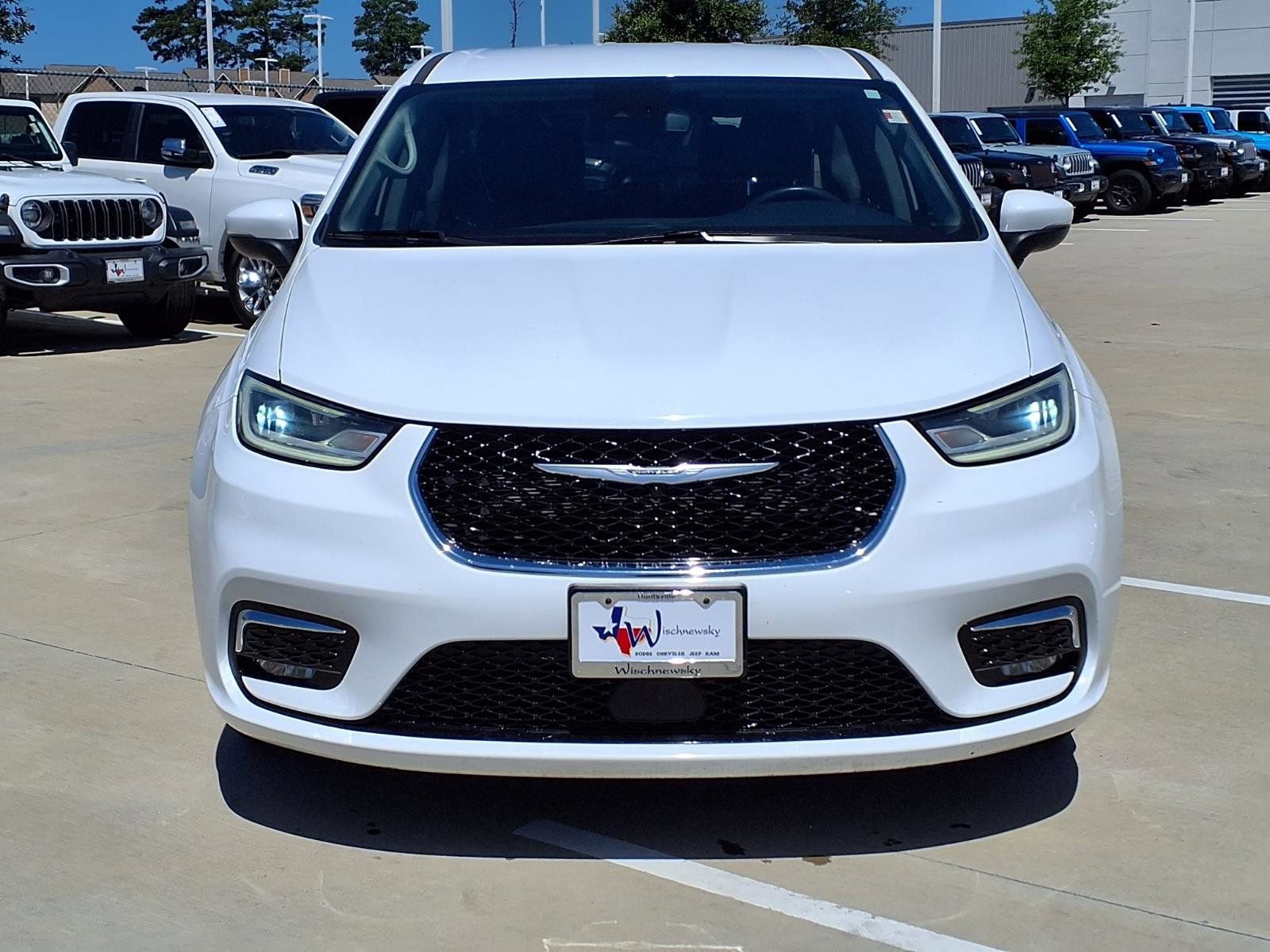 Used 2023 Chrysler Pacifica Touring-L FWD image 4
