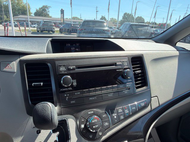 Used 2014 Toyota Sienna LE FWD image 42