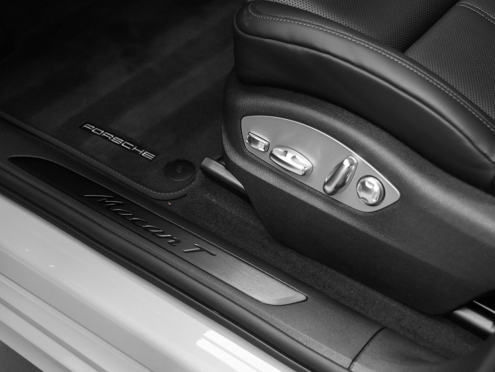 New 2026 Porsche Macan Turbo image 29