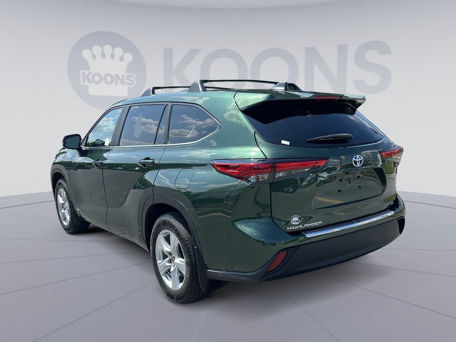 Used 2023 Toyota Highlander LE AWD/4WD image 4