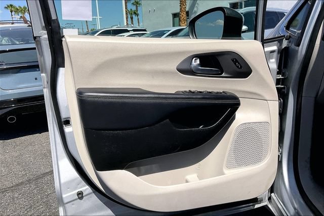 Used 2023 Chrysler Pacifica Touring-L FWD image 22