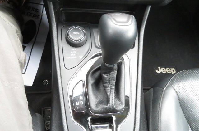 Used 2019 Jeep Cherokee Limited image 25