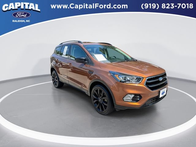 Used 2017 Ford Escape SE w/ SE Sport Appearance Package AWD/4WD image 2