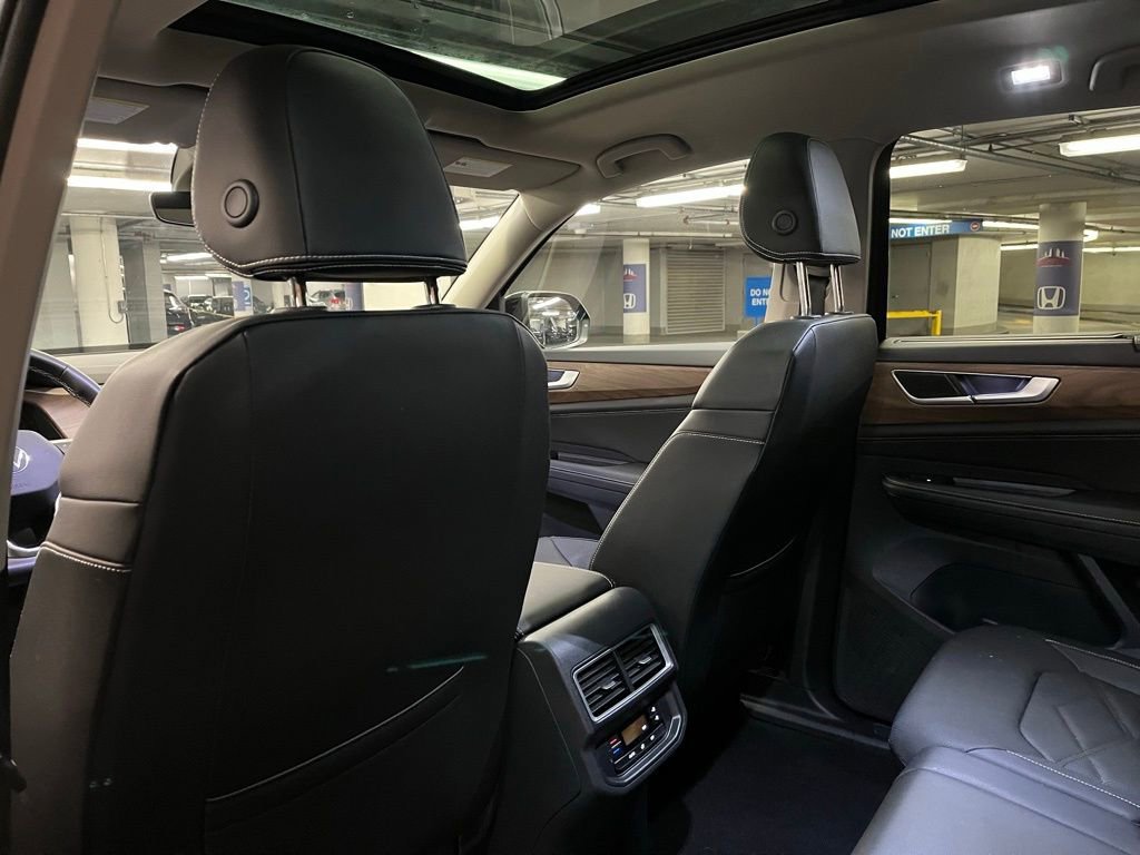 Used 2025 Volkswagen Atlas SE w/ Panoramic Sunroof Package image 25