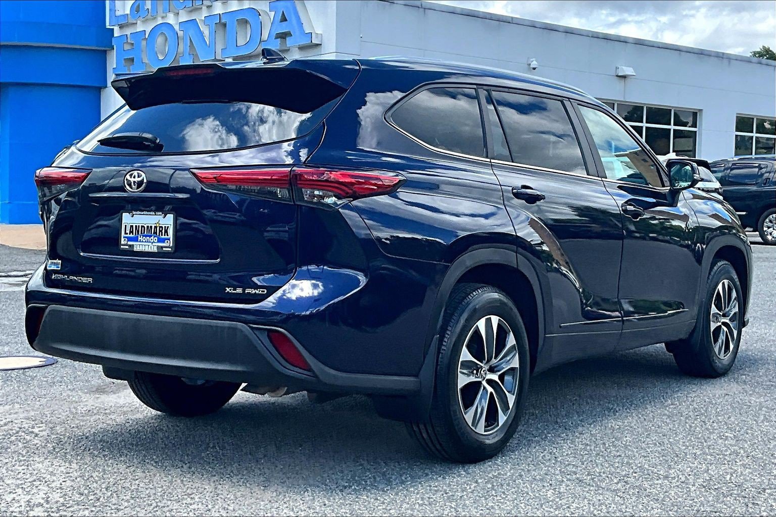 Used 2023 Toyota Highlander XLE AWD/4WD image 2