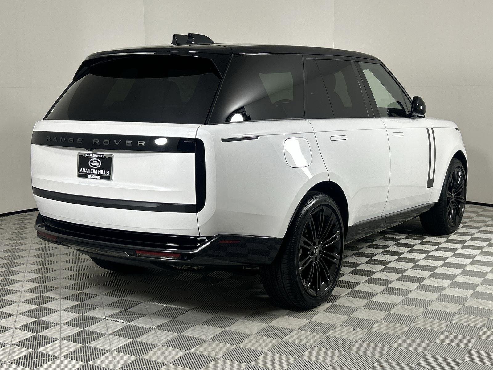 New 2025 Land Rover Range Rover SE image 5