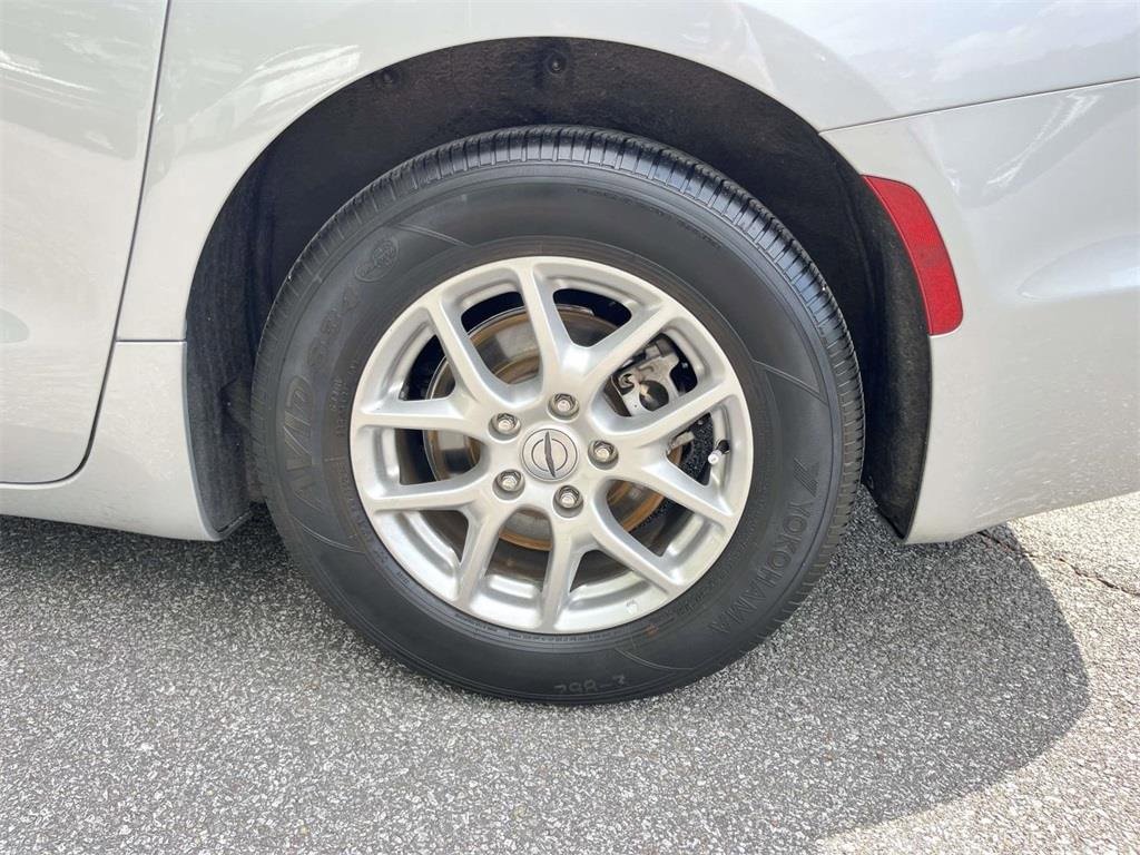 Used 2024 Chrysler Pacifica Touring-L image 9