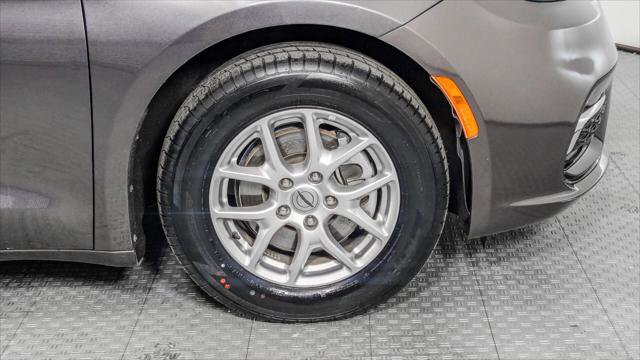 Used 2023 Chrysler Pacifica Touring-L FWD image 35