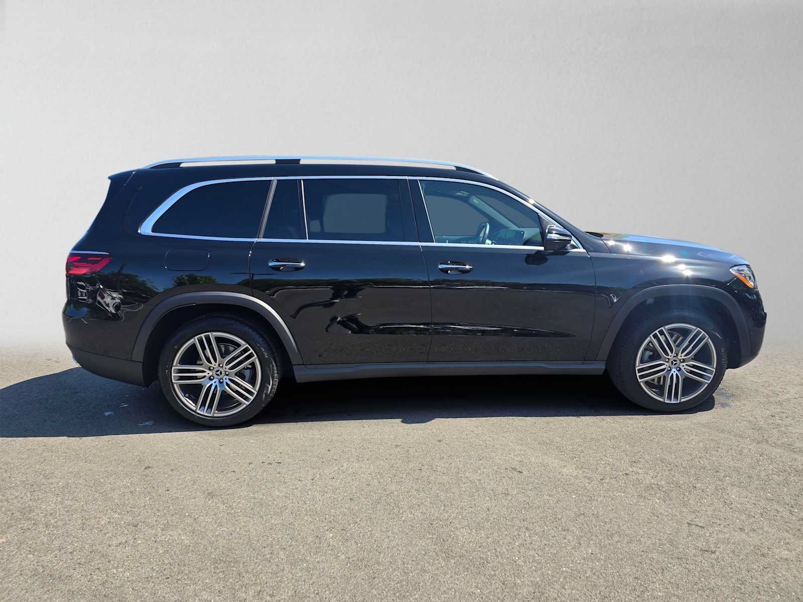 Used 2026 Mercedes-Benz GLS 450 4MATIC image 2