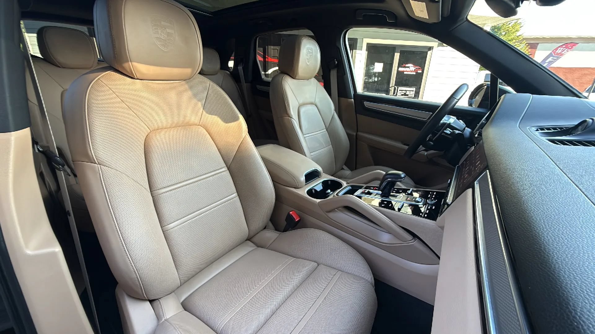 Used 2023 Porsche Cayenne Platinum Edition AWD/4WD image 28